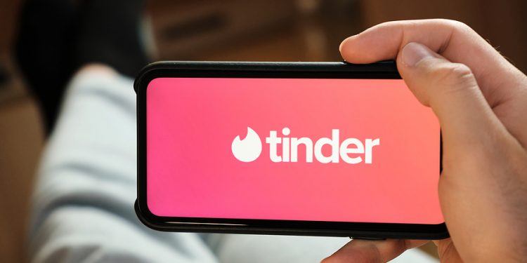 Tinder te permitirá que regales viajes a tu cita para que llegue contigo