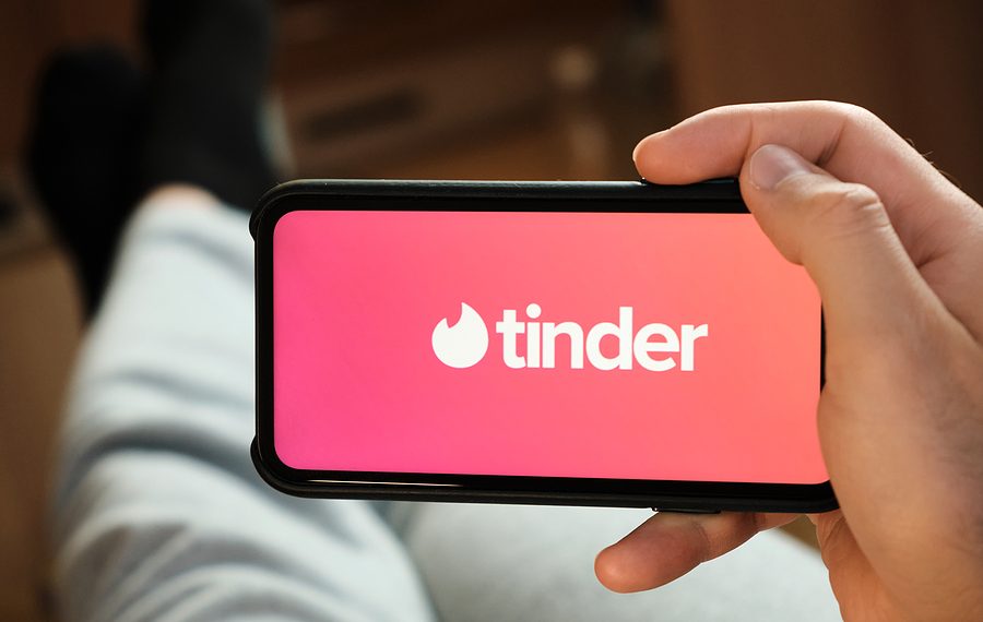Tinder te permitirá que regales viajes a tu cita para que llegue contigo