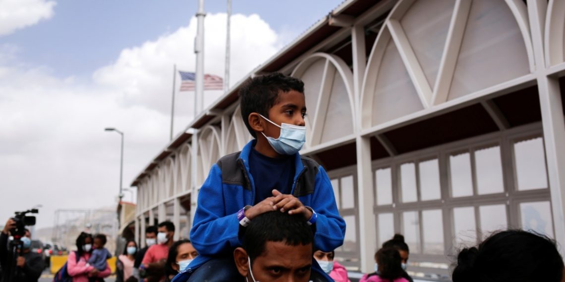 Traficantes de personas explican cómo llevan niños migrantes a EU