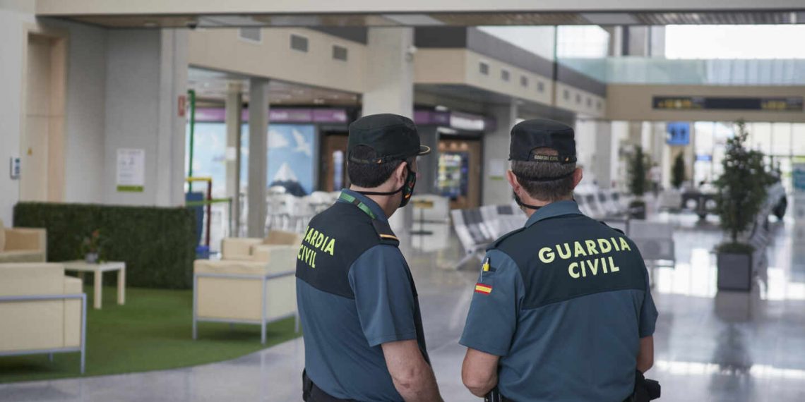Tres detenidos en dos agencias de viaje por vender falsas PCR negativas a 85 euros