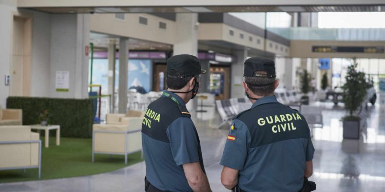 Tres detenidos en dos agencias de viaje por vender falsas PCR negativas a 85 euros