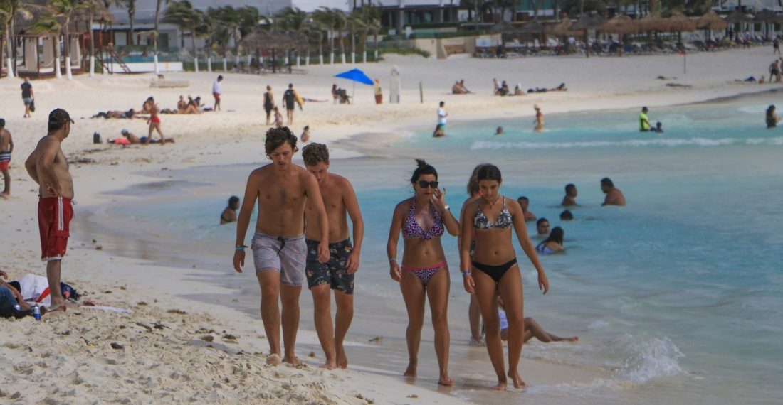 Turistas abarrotan las playas de Acapulco y sin sana distancia. Miles salen de CdMx por puente
