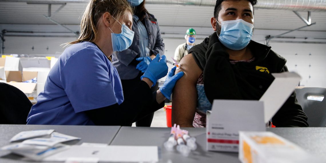 Tyson Foods vacuna a sus trabajadores en planta de NC | Qué Pasa Noticias