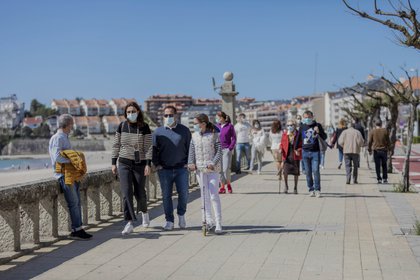 21/03/2021 Varias personas caminan por un paseo marítimo en Sanxenxo, Pontevedra, Galicia (España), a 21 de marzo de 2021. El pasado miércoles el Ministerio de Sanidad y las Comunidades Autónomas acordaron una serie de medidas a aplicar durante el puente de San José. Así, entre los días 17 y 21 de marzo se mantiene el cierre perimetral de las autonomías en aquellos territorios donde el viernes 19 sea festivo.
POLITICA 
Beatriz Ciscar - Europa Press
