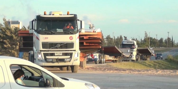 UPM hizo el primero de 1.100 viajes con material pesado de grandes dimensiones