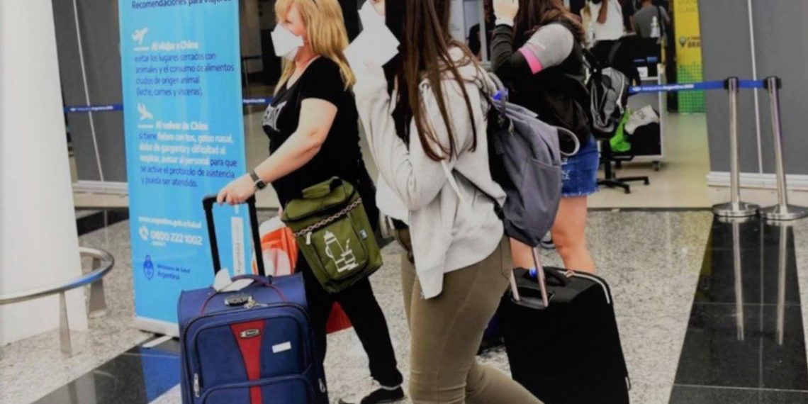 Ultiman DNU con nuevas medidas para desalentar los viajes al exterior
