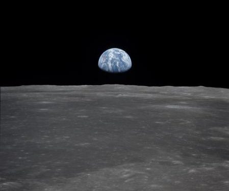 Earthrise, la icónica imagen captada por los astronautas de la misión Apollo 8 con la Tierra saliendo sobre el horizonte de la Luna