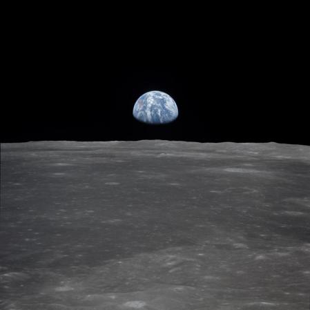 Earthrise, la icónica imagen captada por los astronautas de la misión Apollo 8 con la Tierra saliendo sobre el horizonte de la Luna