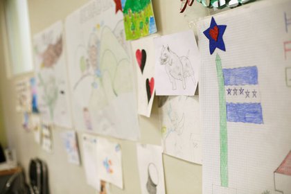 Un dibujo de la bandera de Honduras hecho por un niño migrante se ve en el interior del albergue para inmigrantes Noemí Álvarez Quillay para menores no acompañados, administrado por el gobierno mexicano, en Ciudad Juárez, México 12 de marzo de 2021. Foto tomada el 12 de marzo de 2021. REUTERS/José Luis González
