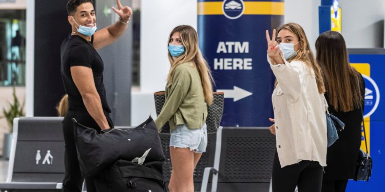 Unión Europea propone 'pasaporte COVID-19' para incentivar viajes