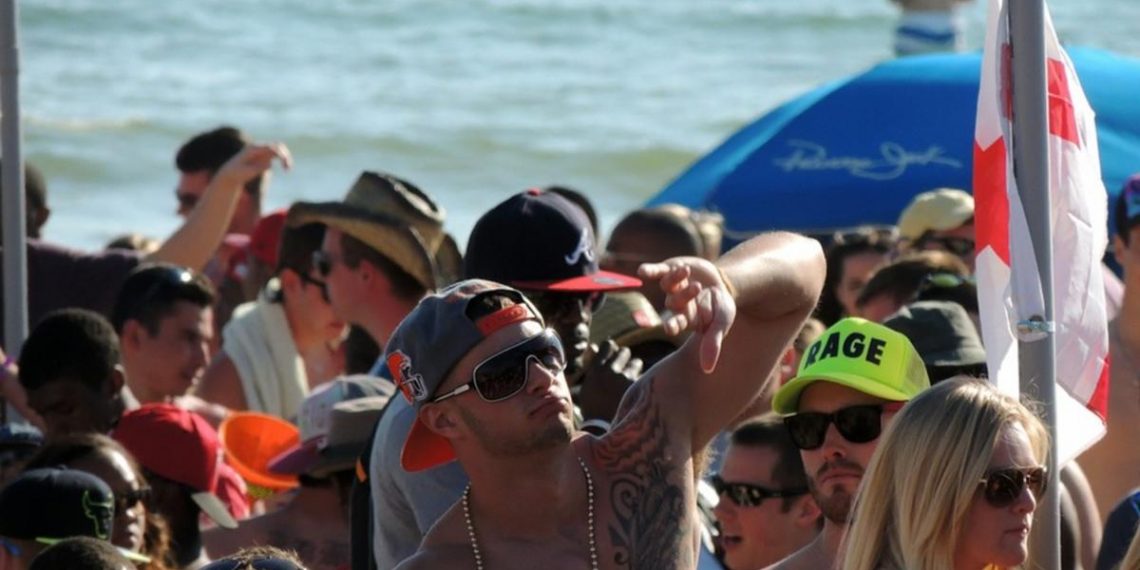 Universidad entrega “beca de spring break” para evitar viajes al extranjero