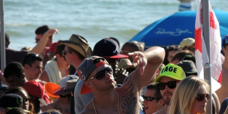 Universidad entrega “beca de spring break” para evitar viajes al extranjero