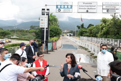 27/02/2021 La ministra de Asuntos Exteriores, Arancha González Laya, y la canciller de Colombia, Claudia Blum, en la frontera con Venezuela.

El PP afea a Laya la tibieza de su reacción frente a las declaraciones de Maduro

POLITICA SUDAMÉRICA COLOMBIA
MINISTERIO DE ASUNTOS EXTERIORES
