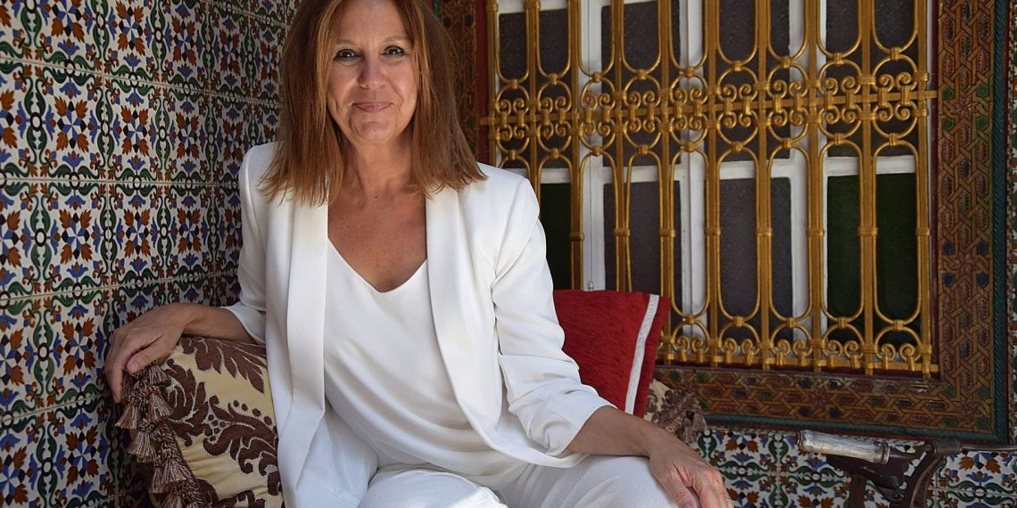 Foto: María Dueñas en Tánger, escenario de su novela. (EFE)