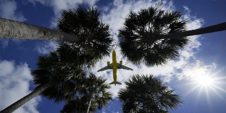 Viajes aéreos en EEUU superan 1.5 millones de personas este domingo