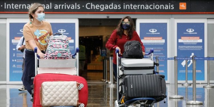 Viajes al exterior. Los insólitos archivos que adjuntan los pasajeros en sus declaraciones juradas