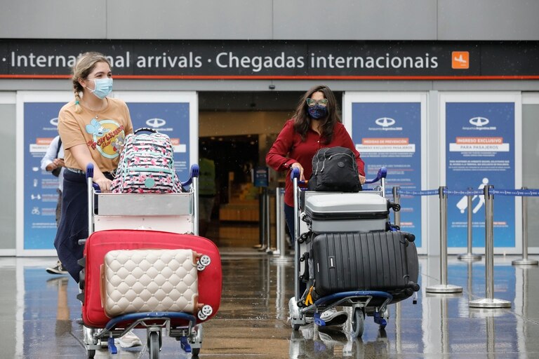 Viajes al exterior. Los insólitos archivos que adjuntan los pasajeros en sus declaraciones juradas