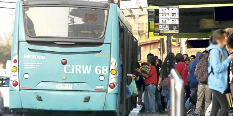 Viajes en transporte público capitalino caen 41% durante el primer día hábil de cuarentena total