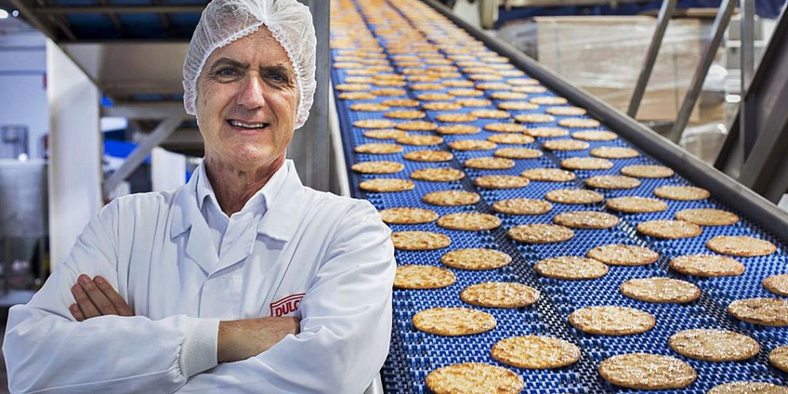 Rafael Juan, en una de las líneas de producción de bollería de la fábrica de Gandia. | XIMO FERRI