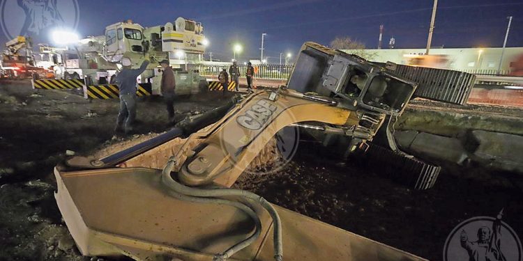 Vuelca retroexcavadora | El Diario