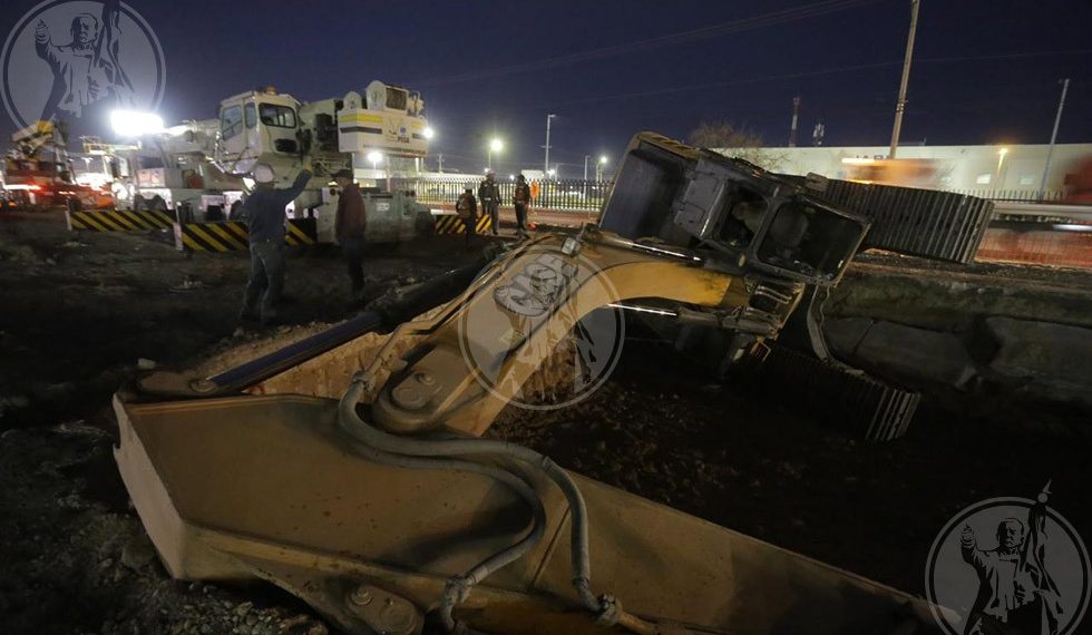 Vuelca retroexcavadora en la avenida de las Torres