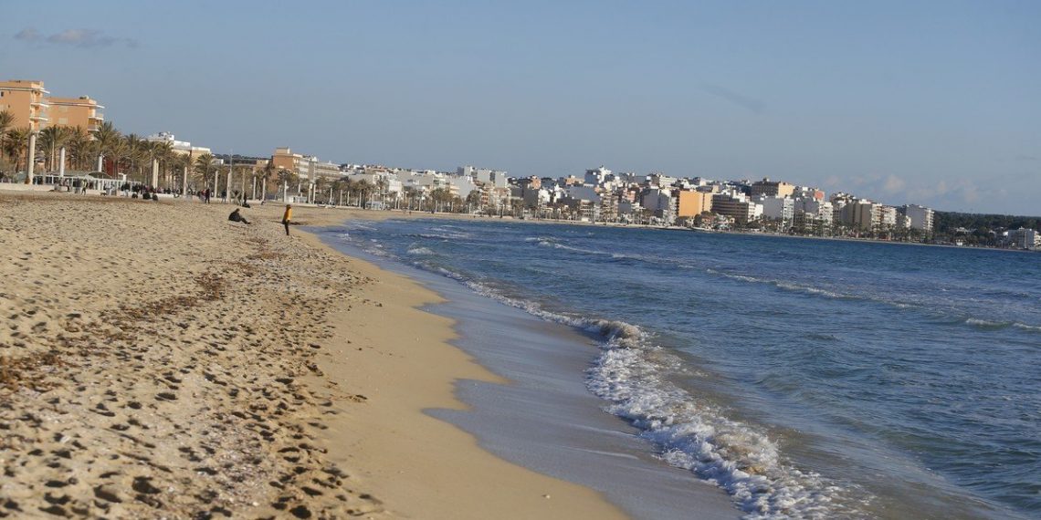 analizan prohibir temporalmente las vacaciones en el exterior