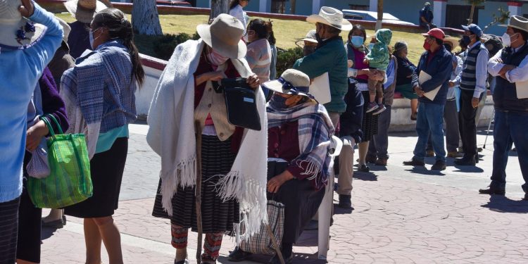 fichas de espera, filas de coches y falta de dosis