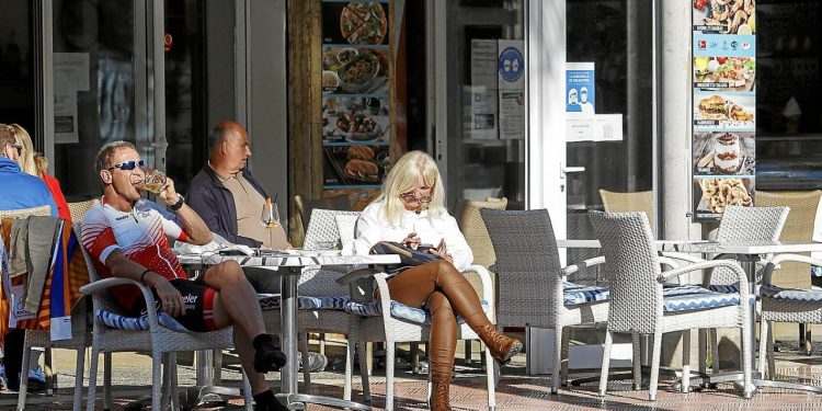 Turistas en la Platja de Palma.