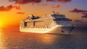 un crucero en el océano con el sol poniéndose