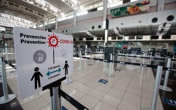 En el Aeropuerto Juan Santamaría, las zonas están marcadas en el piso con la distancia correcta, se colocaron rótulos para mantener la distancia y dispensadores de alcohol en gel, y acrílicos en counter, entre otras medidas. (Fotografía: Alonso Tenorio/Archivo)