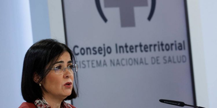 Foto: La ministra de Sanidad, Carolina Darias, durante una rueda de prensa en La Moncloa. (EFE)