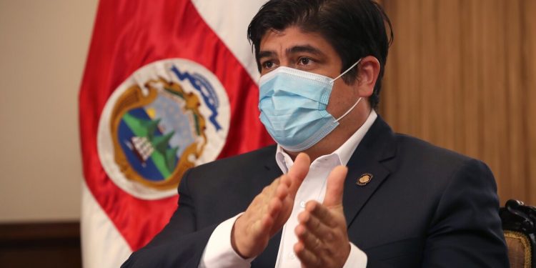 ‘Le puedo decir, viéndolo a los ojos, que vamos a estar mejor’, promete Carlos Alvarado tras primer año de pandemia