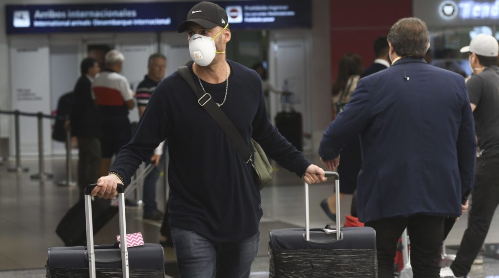 Solá confirmó fuertes restricciones para viajar: "El problema no es salir sino volver a entrar"