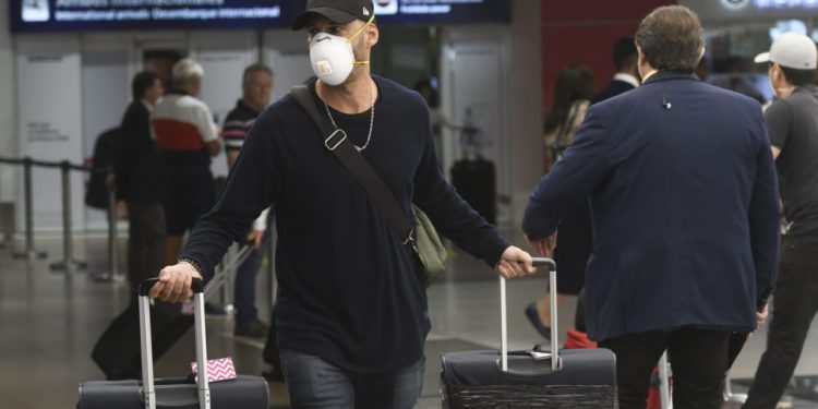 Solá confirmó fuertes restricciones para viajar: "El problema no es salir sino volver a entrar"