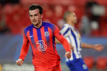 El defensa del Chelsea, Ben Chilwell, celebra el segundo gol del equipo inglés durante el encuentro correspondiente a los cuartos de final de la Liga de Campeones que disputaron frente al Oporto en el estadio Sánchez Pizjuán, en Sevilla. EFE/José Manuel Vidal.
