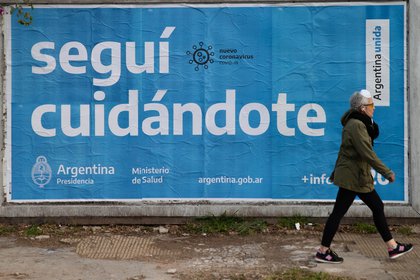 Distancia social, uso de mascarillas y alcohol en gel, algunas de las medidas de higiene recomendadas para tratar de contener la propagación del COVID-19 (Foto: Franco Fafasuli)