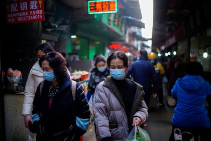 Para el 11 de marzo, Wuhan, la ciudad en la que surgió el virus por primera vez, ya estaba a más de la mitad de su cierre de casi 3 meses (Reuters)