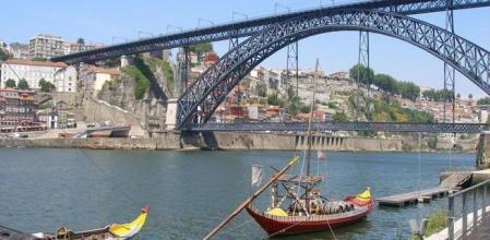 Imagen del Río Duero a su paso por Oporto, y del puente Don Luis I, inaugurado en 1886.