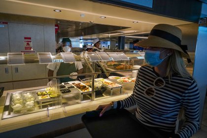 Una pasajera lleva un cubrebocas en un restaurante del crucero MSC Grandiosa en Civitavecchia, cerca de Roma, el miércoles 31 de marzo de 2021 (Foto AP/Andrew Medichini)