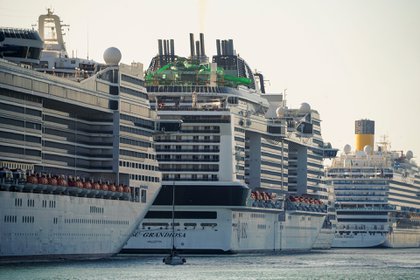 Una vista del MSC Grandiosa, centro, en Civitavecchia, cerca de Rome, el 31 de marzo de 2021 (Foto AP/Andrew Medichini)