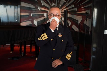 Raffaele Piontecorvo, capitán del crucero MSC Grandiosa charla durante una entrevista con The Associated Press, a bordo del barco en Civitavecchia, cerca de Roma, el miércoeles 31 de marzo de 2021 (Foto AP/Andrew Medichini)
