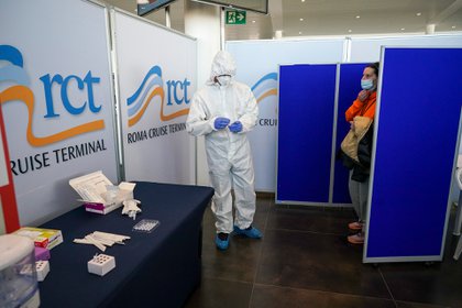 La pasajera Loredana Battistoni, derecha, espera para recibir una prueba de Covid-19 antes de abordar el crucero MSC Grandiosa en Civitavecchia, cerca de Roma, el 31 de marzo de 2021 (Foto AP/Andrew Medichini)