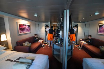 Pasajeros, de izquierda a derecha, Dasteen y Samuel Pacifici, Stefania Battistoni y Loredana Merlo entran a su camarote tras abordar el crucero MSC Grandiosa en Civitavecchia, cerca de Roma, el 31 de marzo de 2021 (Foto AP/Andrew Medichini)