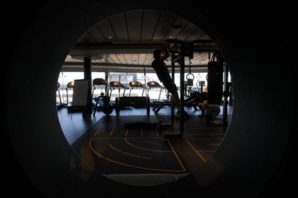 Un hombre se ejercita en el gimnasio del crucero MSC Grandiosa en Civitavecchia, cerca de Roma, el 31 de marzo de 2021 (Foto AP/Andrew Medichini)