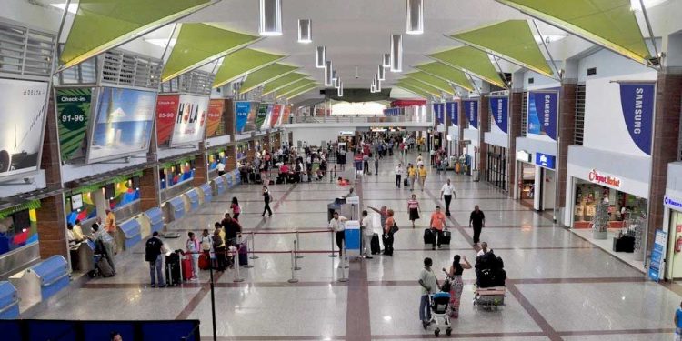 Más de 600,000 pasajeros se movilizaron en aeropuertos del país en marzo, la cifra más alta este año - Spanish Version