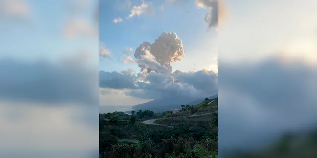 Trozos de ceniza se elevan desde el volcán La Soufrier en la isla caribeña de San Vicente en el Caribe el viernes 16 de abril de 2021. (Vinci Ritchie / Centro de Investigación Sísmica de la Universidad de West India vía AP)