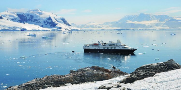Puerto Williams será home port de crucero de Silversea por la Antártida