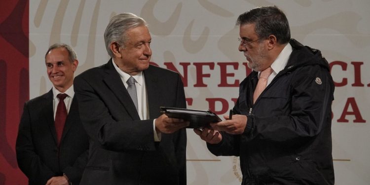 AMLO dice que fue ‘mala expresión’ de Scherer pedir ‘callar a reporteros’