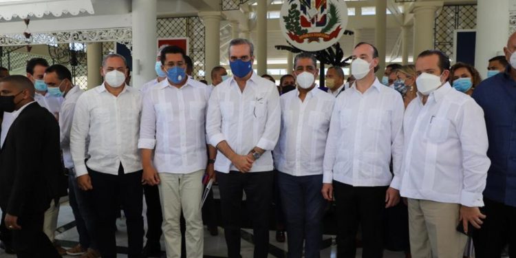 Abinader preside reapertura de hotel en Las Terrenas y expansión de Zonas Francas en Santiago