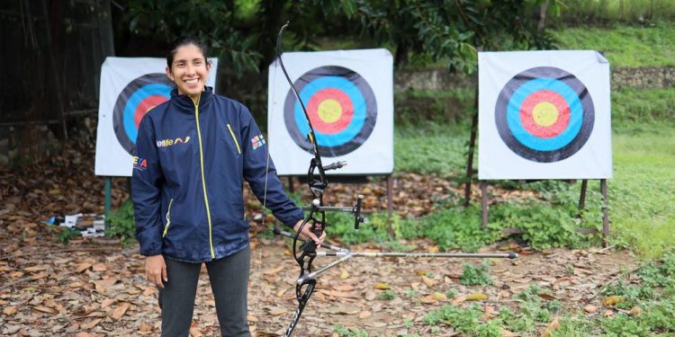Adriana Espinoza, seleccionada de tiro con arco, entrenará en Colombia para ir tras el cupo olímpico | Otros Deportes | Deportes